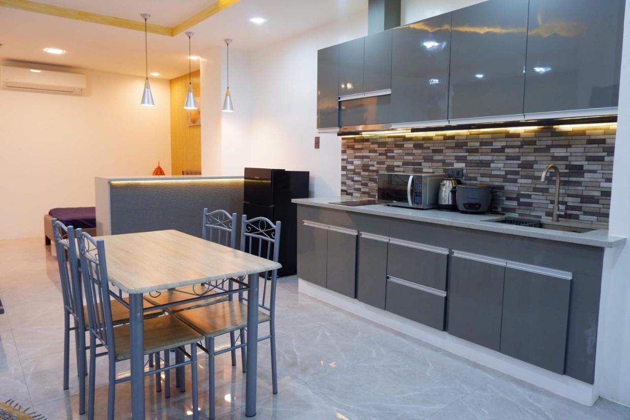 Cozy Entire Condo Unit With Pool Access アンヘレス エクステリア 写真